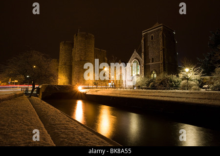 Vista notturna della Westgate towers ricoperta di neve in Canterbury Kent, Regno Unito. Foto Stock