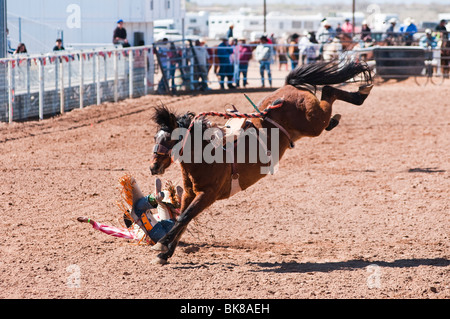 Un cowboy compete in sella bronc riding evento durante l'O'Odham Tash tutti-indian rodeo Foto Stock