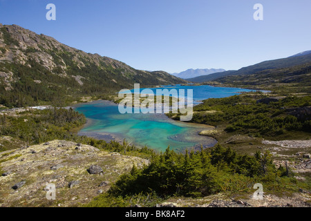 Vista panoramica di profondo lago, storico Chilkoot Pass, Chilkoot Trail, Yukon Territory, British Columbia, B. C., Canada Foto Stock