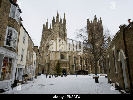 La Cattedrale di Canterbury e coperto di neve in Canterbury Kent, Regno Unito. Foto Stock