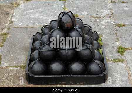 Vecchio palle di cannone sul tetto di Walmer Castle, 1540, Ash, England, Regno Unito, Europa Foto Stock