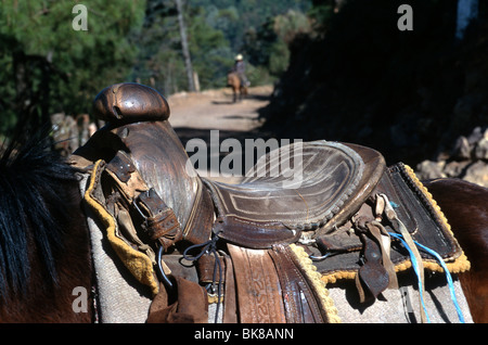 In prossimità di una sella messicana con un pomo di legno con un cavallo cavaliere in background. Angahuan, Messico. Foto Stock