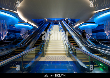 Vista degli interni di Khalid Bin Al Waleed station su Dubai sistema di metropolitana negli EMIRATI ARABI UNITI. Foto Stock