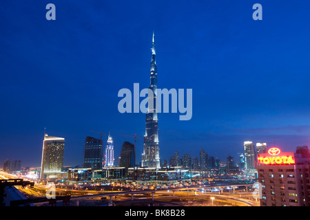 Vista del tramonto del 818-metro Burj Khalifa, l'edificio più alto al mondo (gennaio 2010) in Dubai EMIRATI ARABI UNITI. Foto Stock