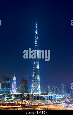 Visione notturna dei 818 metri di Burj Khalifa, l'edificio più alto al mondo (gennaio 2010) in Dubai EMIRATI ARABI UNITI. Foto Stock