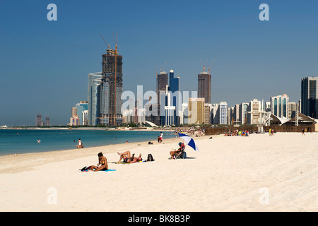 La spiaggia e gli edifici di Abu Dhabi negli Emirati Arabi Uniti. Foto Stock