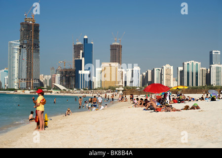 La spiaggia e gli edifici di Abu Dhabi negli Emirati Arabi Uniti. Foto Stock