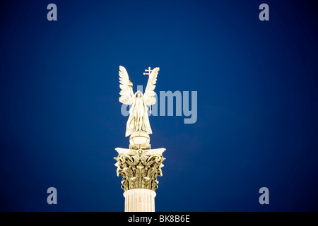 Statua dell'Arcangelo Gabriele a Piazza degli Eroi, Hosok tere, Budapest, Ungheria, Europa dell'Est Foto Stock