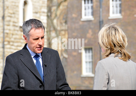 Il presentatore televisivo di Sky News Dermot Murnaghan intervistando sul podio fuori dal Houses of Parliament College o Abingdon Green Westminster Londra Inghilterra Regno Unito Foto Stock