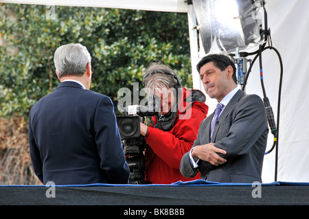 Film per operatori di telecamere ravvicinate il presentatore della BBC Jon John Jonathan Sopel intervistando il segretario di casa Alan Johnson 2010 elezioni generali Londra Inghilterra Foto Stock