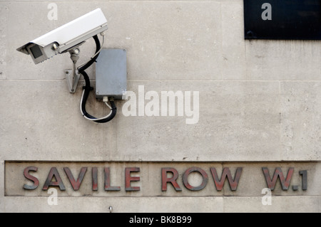 Telecamera TVCC montato sulla parete di Savile Row stazione di polizia Foto Stock