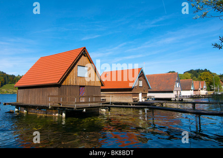 Boathouses in Buehl sul Grosser Alpsee lago, Immenstadt, Allgaeu, Baviera, Germania, Europa Foto Stock