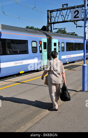 Donna di 68 anni circa a bordo del treno Foto Stock