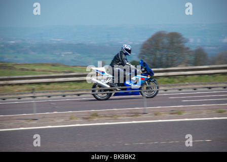 Biker sull'autostrada M62 (vicino a Outlane, Huddersfield). Foto Stock