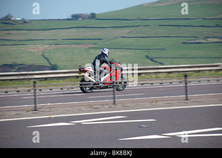 Biker sull'autostrada M62 (vicino a Outlane, Huddersfield). Foto Stock