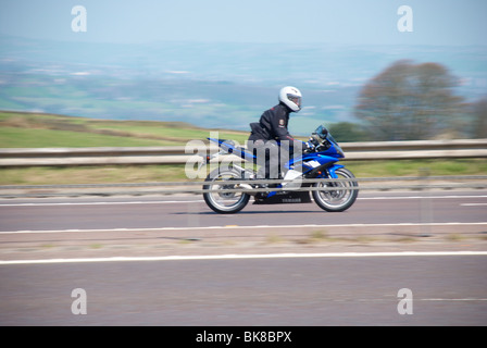 Biker sull'autostrada M62 (vicino a Outlane, Huddersfield). Foto Stock