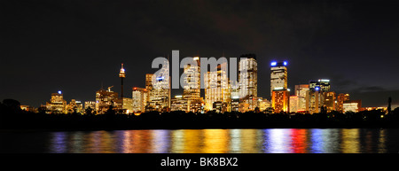 Panorama di Sydney skyline, la Torre della TV, il quartiere centrale degli affari, notte, Sydney, Nuovo Galles del Sud, Australia Foto Stock