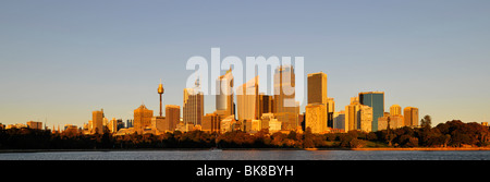 Panorama di Sydney skyline di sunrise, la Torre della TV, il quartiere centrale degli affari di Sydney, Nuovo Galles del Sud, Australia Foto Stock