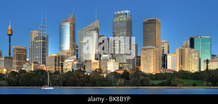 Panorama di Sydney skyline della prima dell'alba, la Torre della TV, il quartiere centrale degli affari di Sydney, Nuovo Galles del Sud, Australia Foto Stock