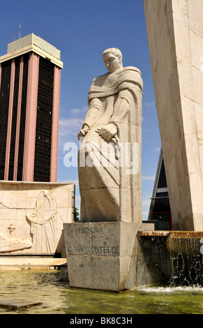 Monumento a José Calvo Sotelo davanti a torri Kio, Torres Kio o Puerta de Europa, Plaza Castilla, Madrid, Spagna, Iberian Pe Foto Stock