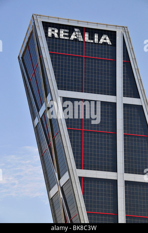 Una delle torri Kio, Torres Kio o Puerta de Europa, Plaza Castilla, Madrid, Spagna, Penisola Iberica, Europa Foto Stock