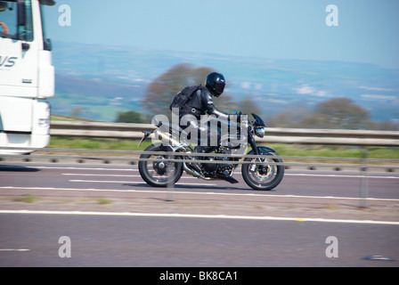 Biker sull'autostrada M62 (vicino a Outlane, Huddersfield). Foto Stock