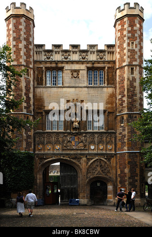 Cancello di ingresso al Trinity College, fondata nel 1546 da Enrico VIII, Trinity Street, Cambridge, Cambridgeshire, England, Regno Kin Foto Stock