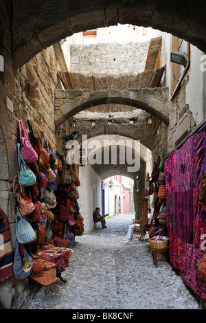 In stretti vicoli del centro storico ci sono molti negozi di souvenir, Rodi, Rodi, Grecia, Europa Foto Stock