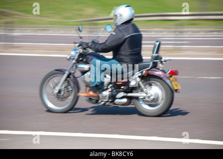 Biker sull'autostrada M62 (vicino a Outlane, Huddersfield). Foto Stock