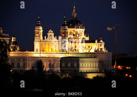 Royal Palace, Palacio Real e Catedral Nuestra Senora de la Almuneda Cattedrale, di notte, Madrid, Spagna, Penisola Iberica, e Foto Stock