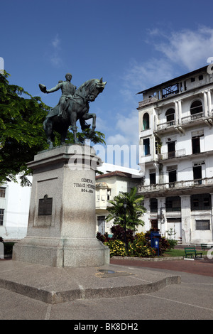 Statua del generale Tomas Herrera (il primo presidente dello Stato libero dell'Istmo), Plaza Herrera, casco Viejo, Panama City, Panama Foto Stock