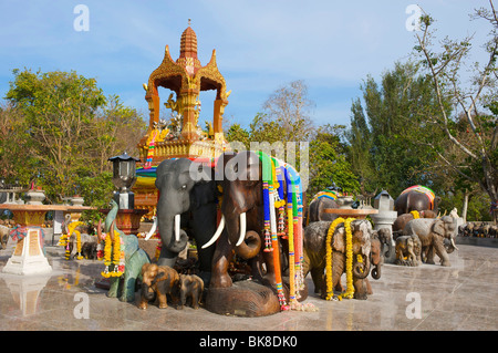 Tempio vicino Porto di Laem Prom Thep, Isola di Phuket, Thailandia, Asia Foto Stock