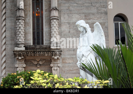 Statua dell'Angelo fuori dalla chiesa di El Santuario , El Cangrejo, Città di Panama , Panama Foto Stock