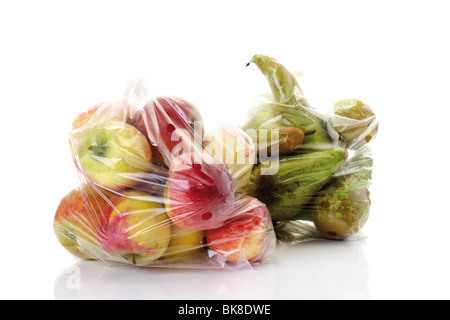 Le mele e le pere in un sacchetto di plastica Foto Stock