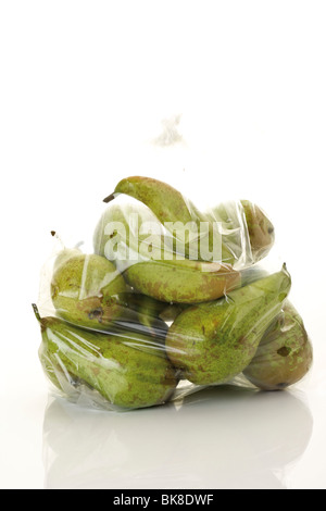 Le pere in un sacchetto di plastica Foto Stock