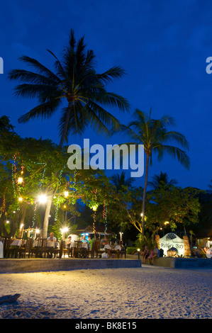 Ristorante sulla spiaggia su Ray Leh West Beach, Krabi, Thailandia, Asia Foto Stock