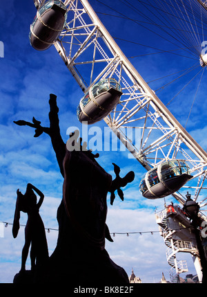 Scultura Dali & Millennium Eye, Giorno Foto Stock