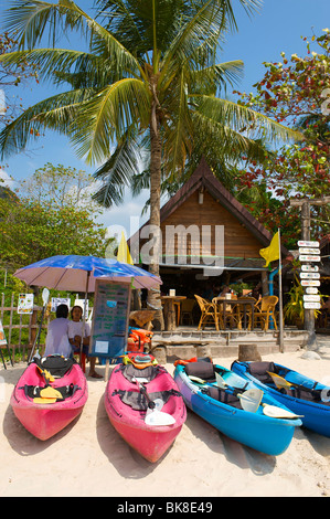 Kayak di fronte ad un bar sulla spiaggia sul raggio di Leh West Beach, Krabi, Thailandia, Asia Foto Stock