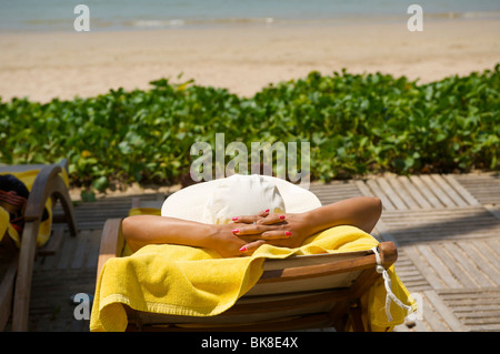 Donna relax sulla spiaggia di Krabi, in Thailandia, Asia Foto Stock