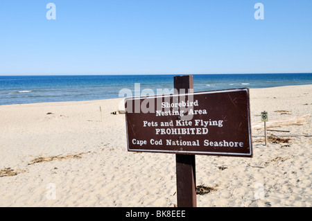 Shorebird Area di nidificazione segno su Coast Guard Beach, Cape Cod National Seashore Eastham Massachusetts USA Foto Stock