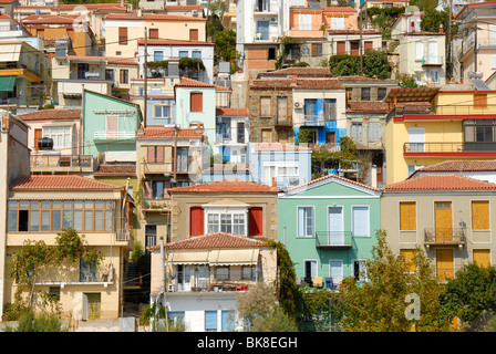 Città costruita su una collina, molte case colorate, PLOMARI, LESBO, isole del Mar Egeo, in Grecia, in Europa Foto Stock