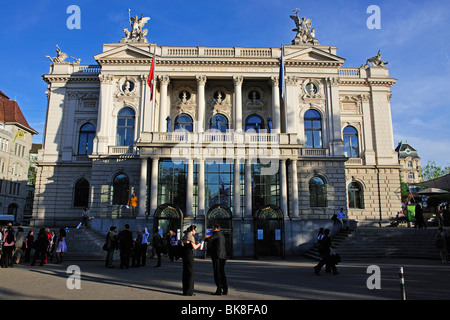 Ingresso alla Opera House di Zurigo, Svizzera, Europa Foto Stock