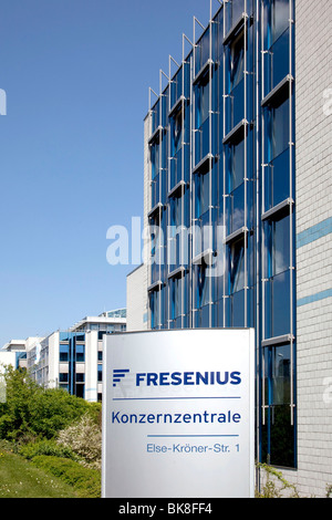 Cartello con il logo della sede aziendale di Fresenius SE società in Bad Homburg von der Hoehe, Hesse, Germania, Euro Foto Stock