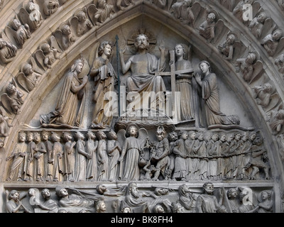 Ultimo Giudizio particolare del portale di ingresso della cattedrale di Notre Dame de Paris, Parigi, Francia, Europa Foto Stock