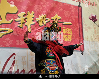 Opera di Pechino attori in costume tradizionale per il Festival della Primavera Cinese a Parigi, in Francia, in Europa Foto Stock