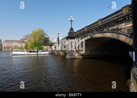 Il ponte Lombardsbruecke e storico San George Alster vaporizzatore sulle rive del Lago Alster Amburgo, Germania, Europa Foto Stock