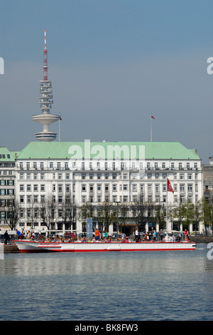 Nave passeggeri sulle rive del lago Alster, la torre della televisione e l'Hotel Vier Jahreszeiten ad Amburgo, Germania, Europa Foto Stock