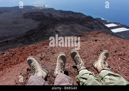 Piedi con scarponi da trekking, escursionisti prendendo una pausa sul vulcano Teneguía, La Palma Isole Canarie Spagna, Europa Foto Stock