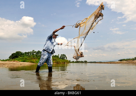 Fisherman tossing un net nel Rio fiume Magdalena, La Dorada, Caldas, Colombia, Sud America Foto Stock