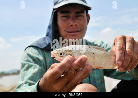 Pescatore con la sua cattura sul Rio fiume Magdalena, La Dorada, Caldas, Colombia, Sud America Foto Stock